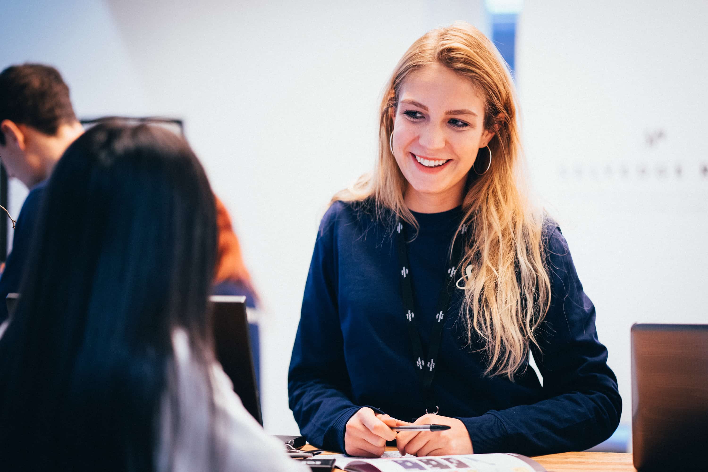 Chef-Hostessen von ucm. agency fungieren als Schnittstelle zwischen Auftraggeber und weiteren Hostessen während der Veranstaltung