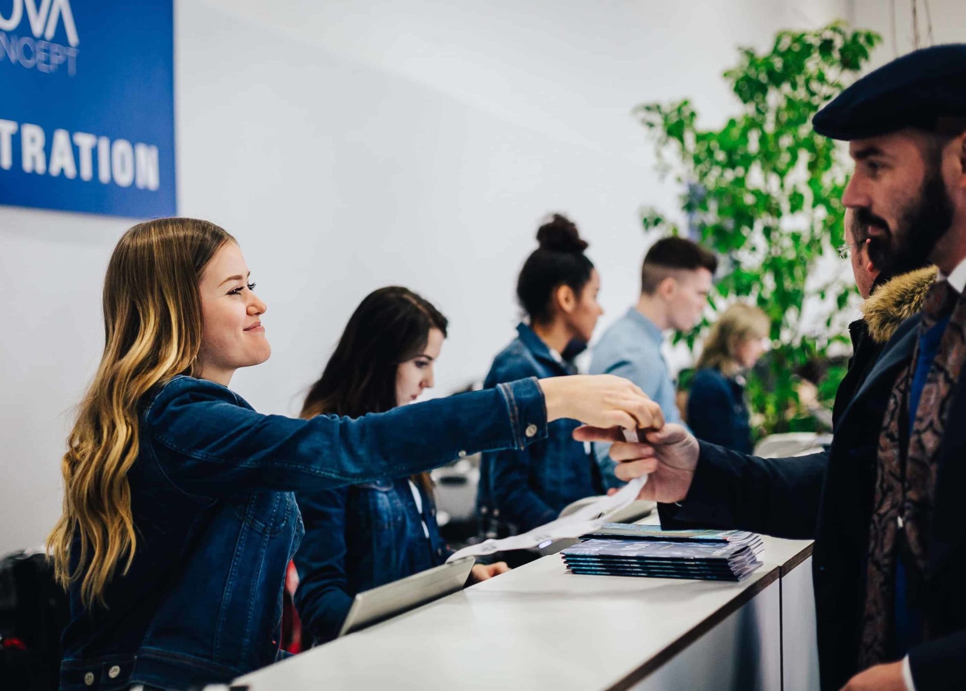 Bereits am Registrierungsschalter stehen die Mesehostessen von ucm.agency den Besuchern stets professionell zur Seite