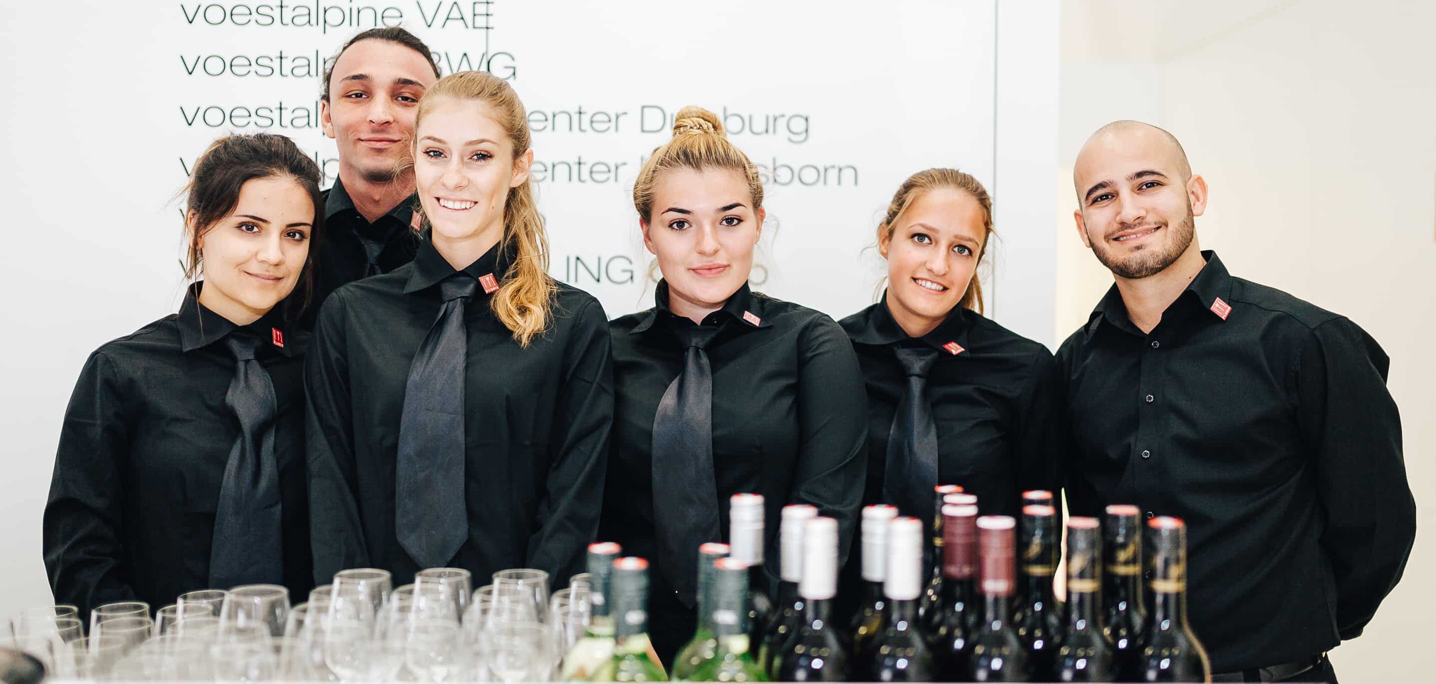 Die Kellnerinnen und Kellner von ucm.agency beherrschen alle wichtigen Regeln der gehobenen Gastronomie sicher(1) Die Kellnerinnen und Kellner von ucm.agency beherrschen alle wichtigen Regeln der gehobenen Gastronomie sicher