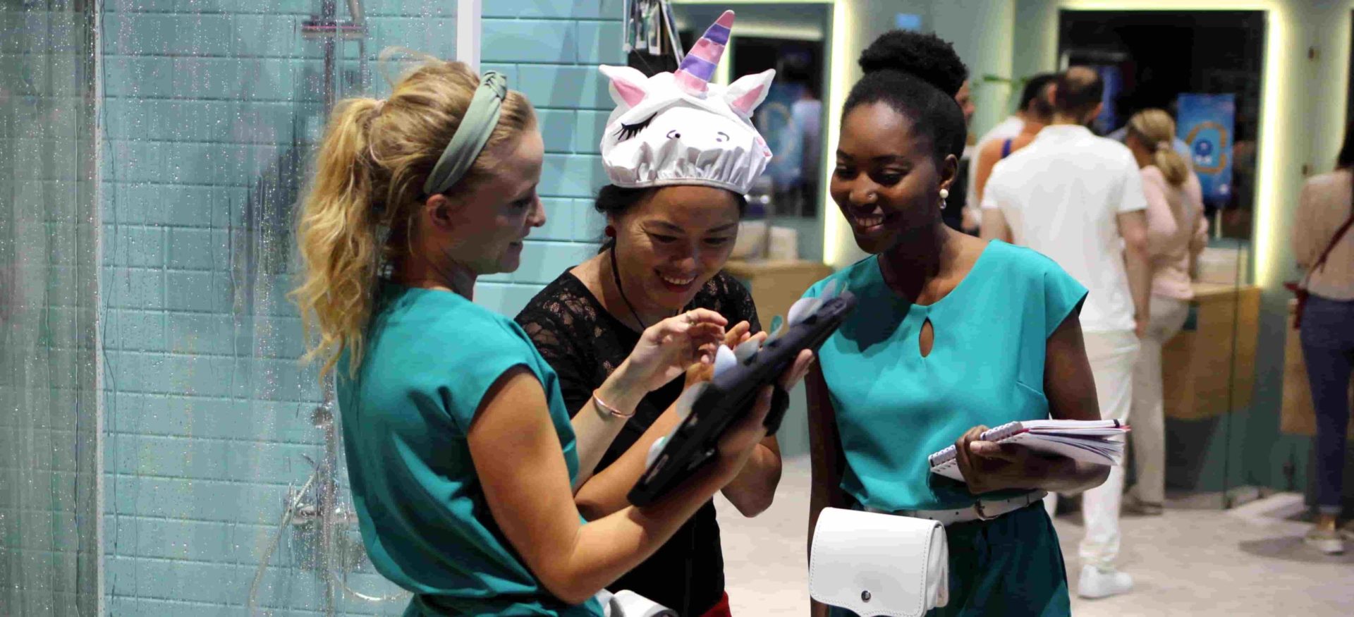 Mit sympathischen Promotion-Hostessen von ucm.agency generieren Sie höchstmögliches Involvement Ihrer Kunden Mit sympathischen Promotion-Hostessen von ucm.agency generieren Sie höchstmögliches Involvement Ihrer Kunden