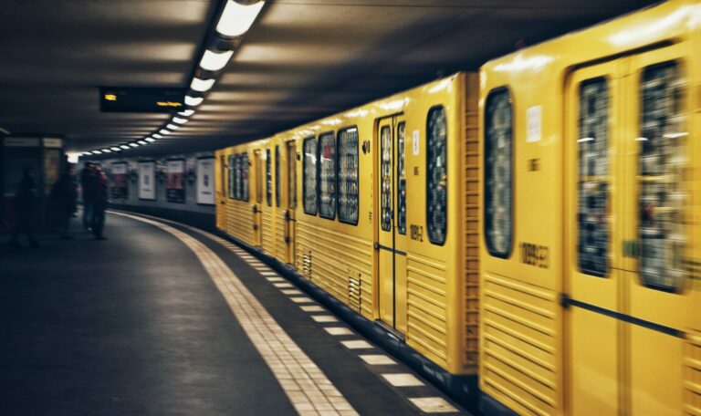 Die U2 in Berlin an einer Haltestelle