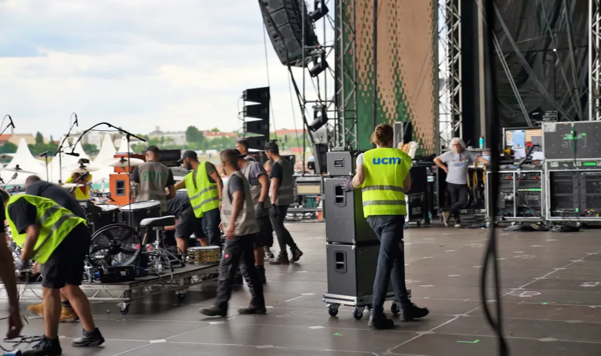 UCM Mitarbeitende beim Bühnenaufbau