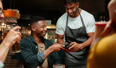 Eine Gruppe junger Menschen sitzt in einem Restaurant