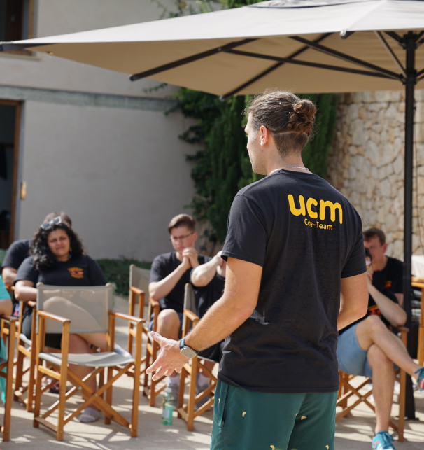 CEO hält eine Rede vor der Belegschaft