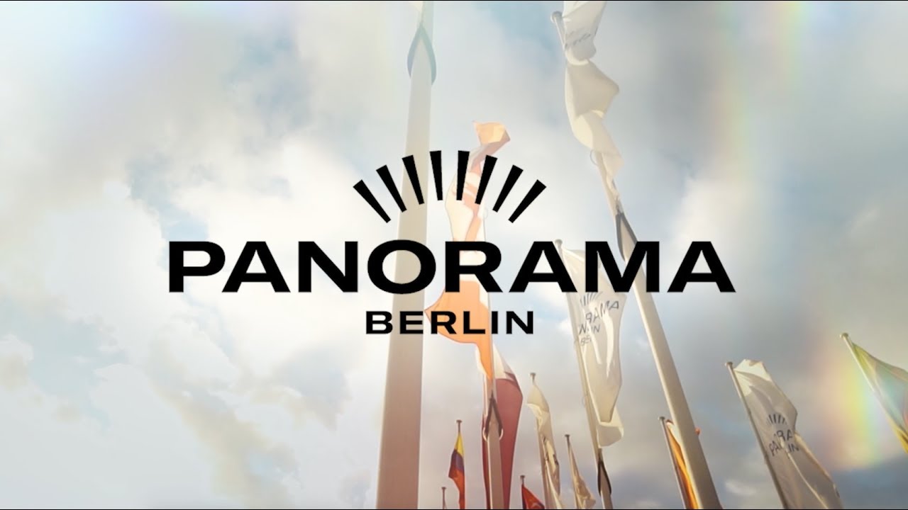 Panorama Berlin logo mit diversen Fahnen im Hintergrund