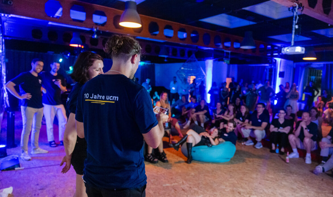 ucm 10 Jahre Jubiläumsfeier Blick in die Runde