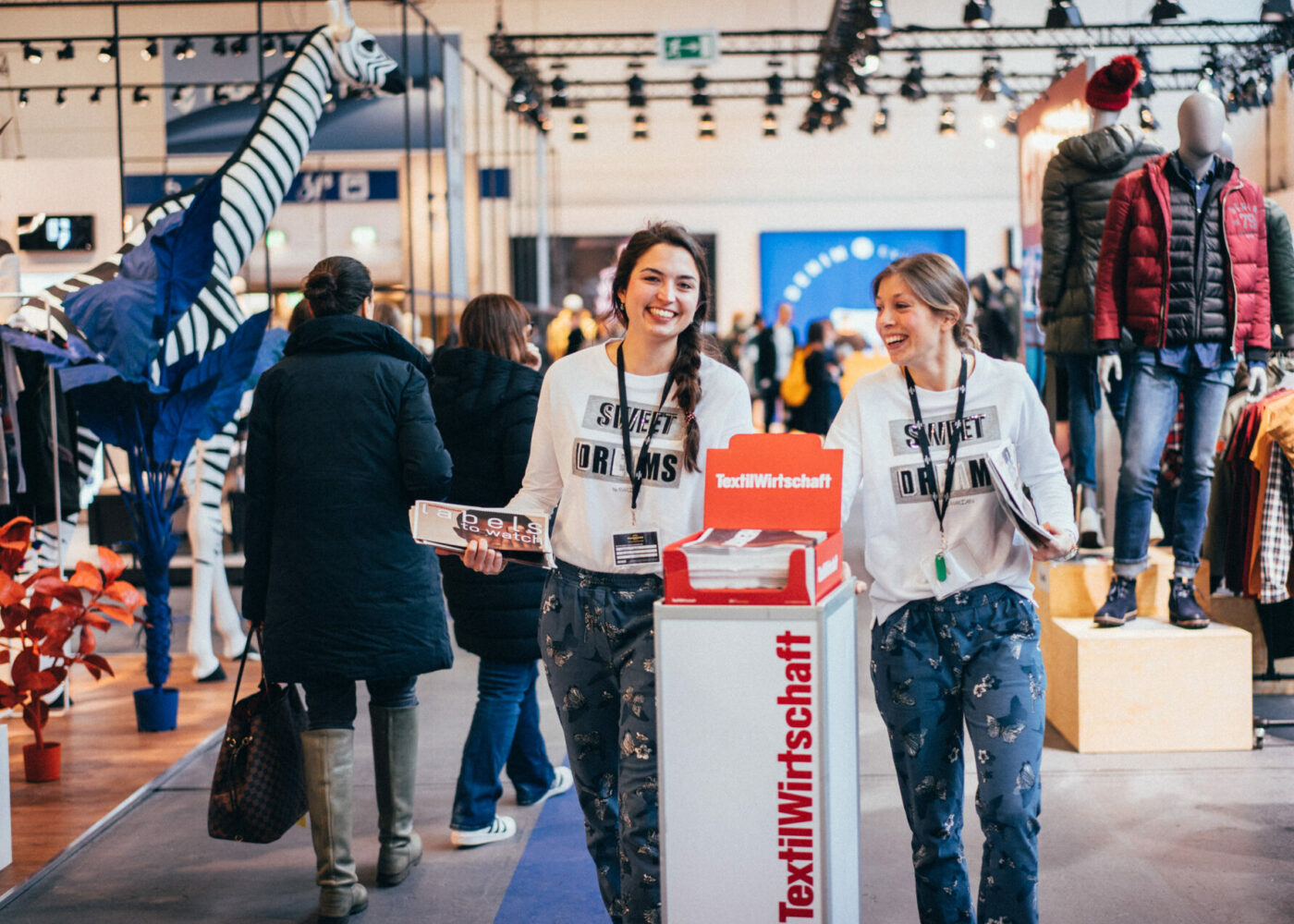 Zwei Frauen bei der Promotion Arbeit auf einer Messe