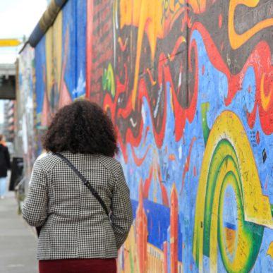 Zwei Frauen laufen entlang der Eastside Gallery
