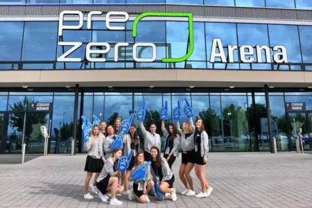 Eine Gruppe von ucm Studierenden vor der Pre Zero Arena