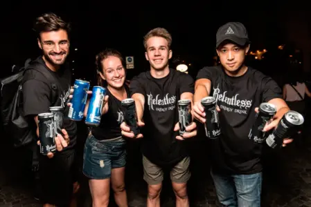 Vier Promoter:innen bewerben die Marke Relentless